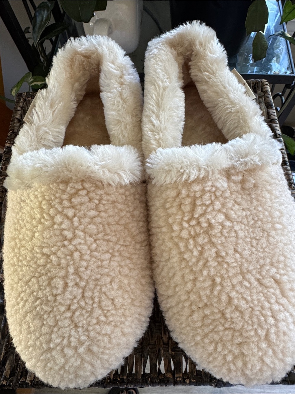 Minnetonka Plush Cream Sherpa Slippers‎ size XL 9.5-10.5